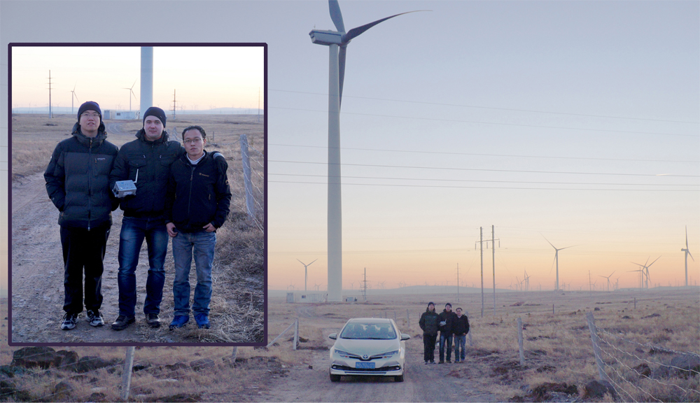 Сергей Васюкевич вместе с коллегами из компании Smartbow и вид на ферму ветрогенераторов